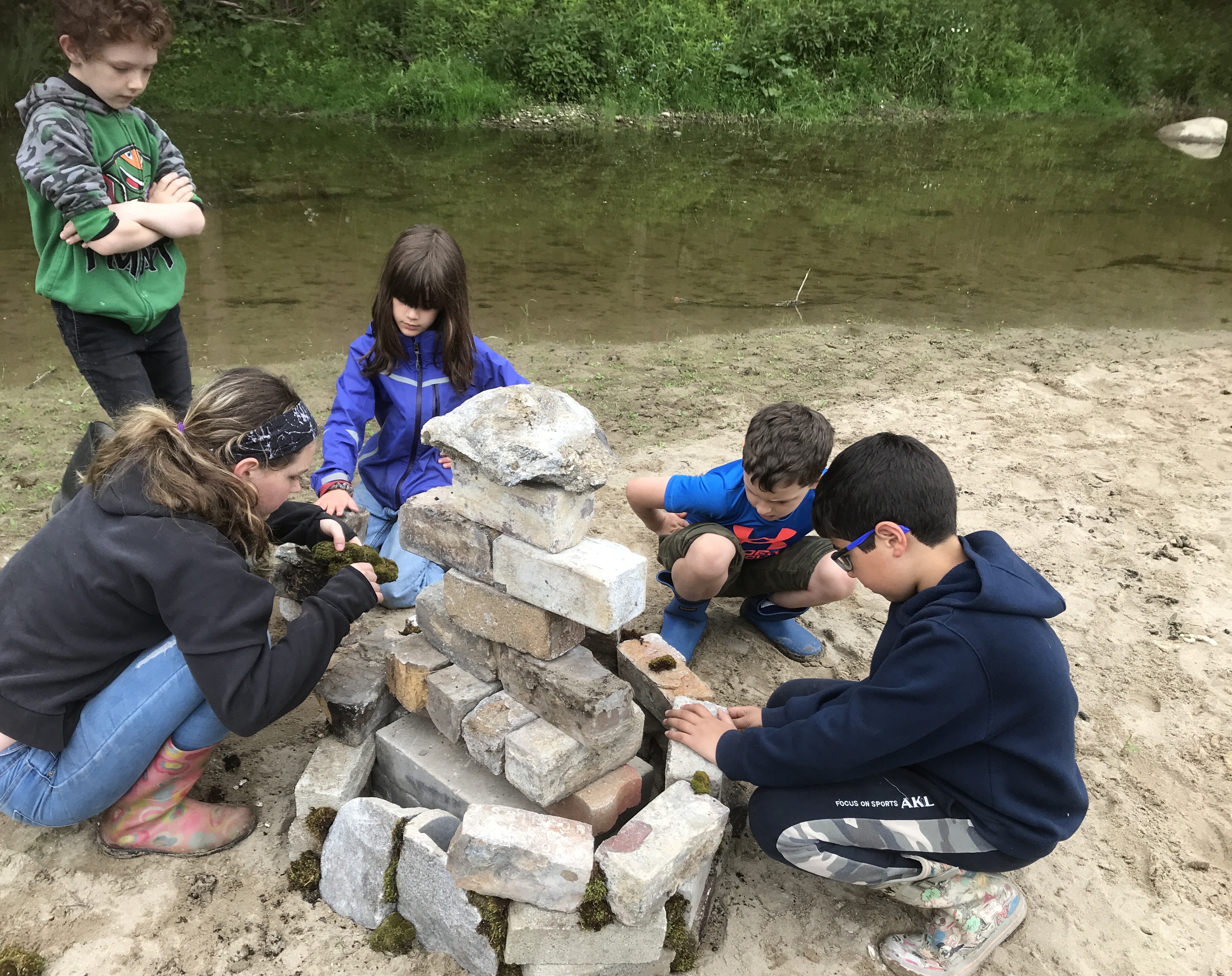 Building a collaborative outdoor sculpture along the river